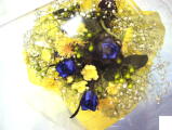 青バラを入れた花束
